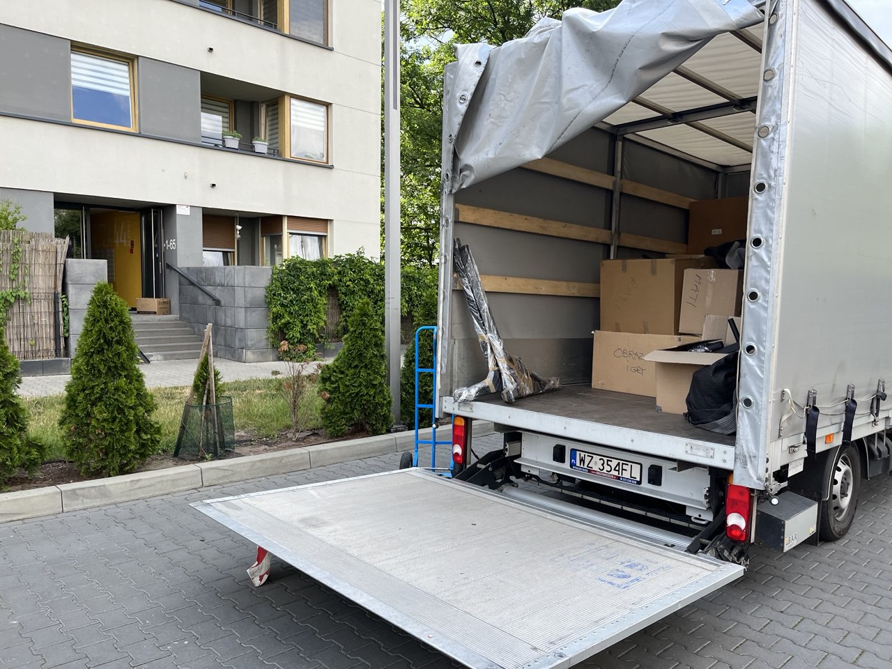 Samochód Go Przeprowadzki przygotowany do transportu podczas realizacji przeprowadzki z Krakowa do Warszawy.eczonymi meblami.