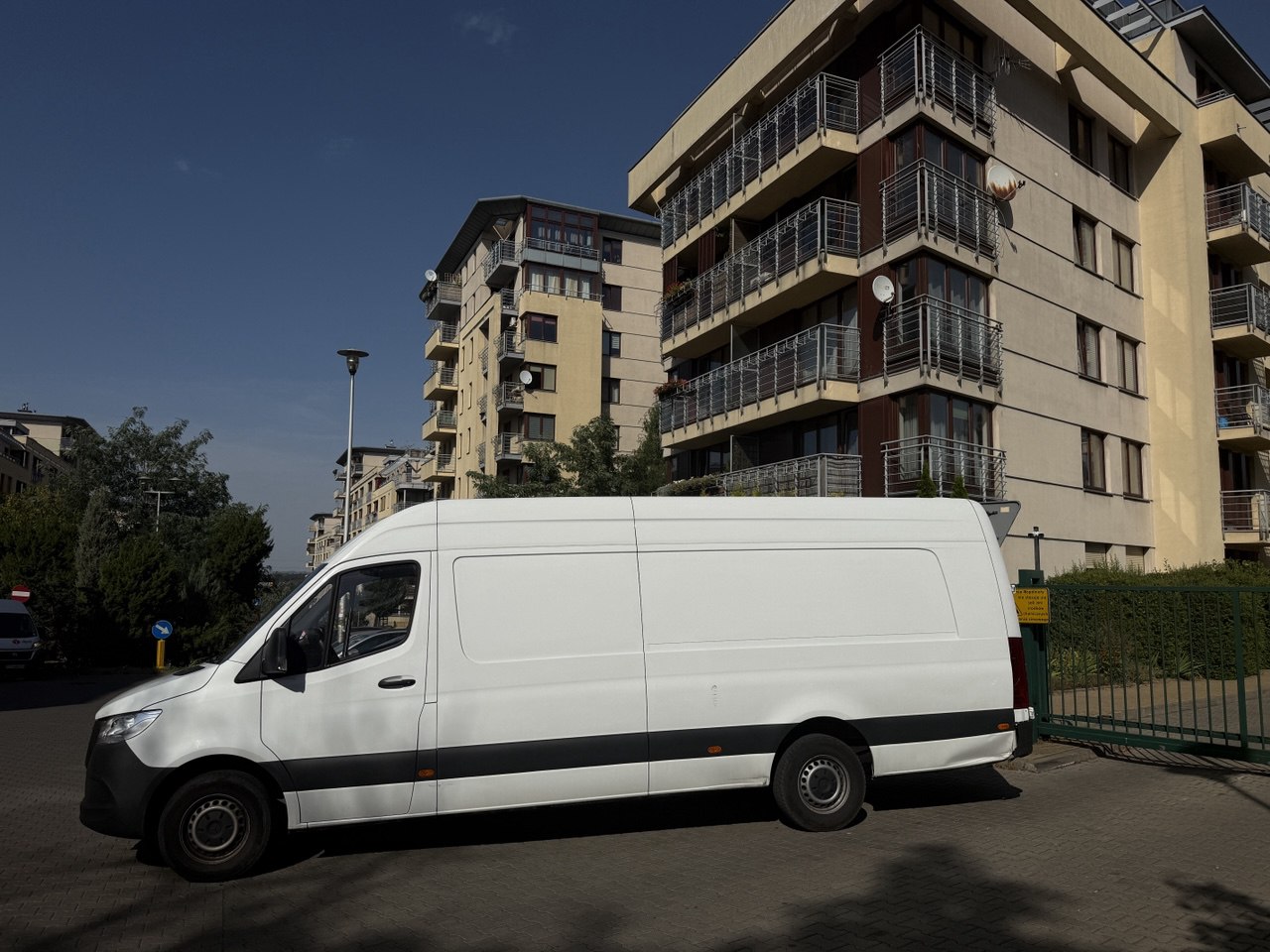 Samochód Go Przeprowadzki podczas rozładunku w Krakowie po przeprowadzce realizowanej przez 2-osobową ekipę z Warszawy.