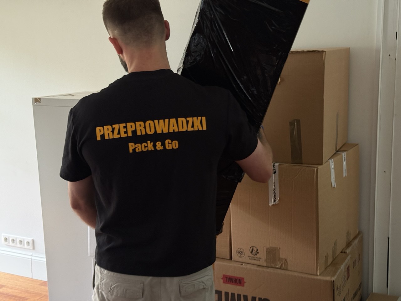 Pracownik Go Przeprowadzki podczas przeprowadzki mieszkania w Warszawie