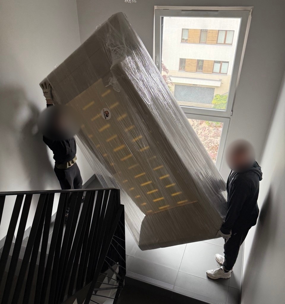 wnoszenie wersalki po schodach w warszawie przez ekipe go przeprowadzki