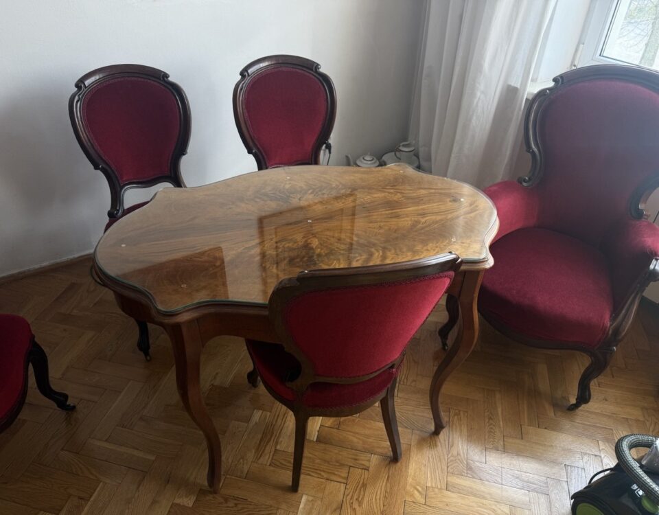 Meble antyczne przed zabezpieczeniem do transportu podczas przeprowadzki w Warszawie