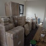 Pakowanie mieszkania przed przeprowadzką w Warszawie – zabezpieczone kartony, meble i wyposażenie przygotowane do transportu