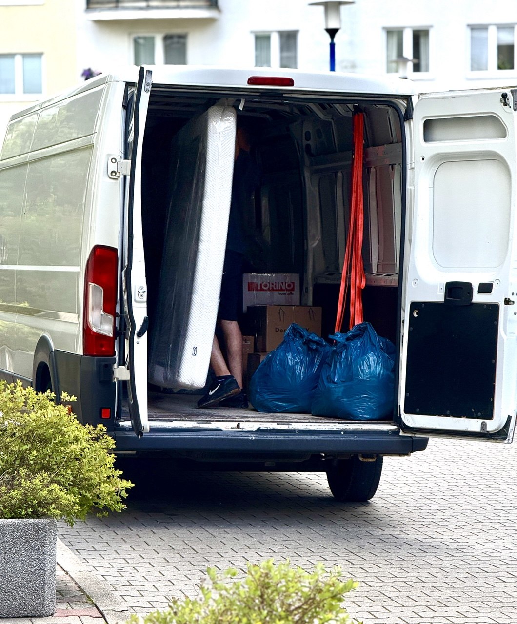 taksówka bagażowa Warszawa Ursynów – kierowca pomaga załadować materac do furgonetki