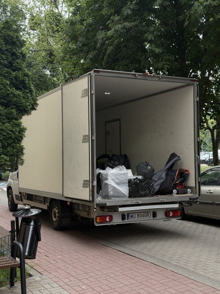 Przeprowadzkowy samochód kontenerowy podczas załadunku mieszkania w Warszawie - realizacja zlecenia Warszawa - Gdynia, czerwiec 2026