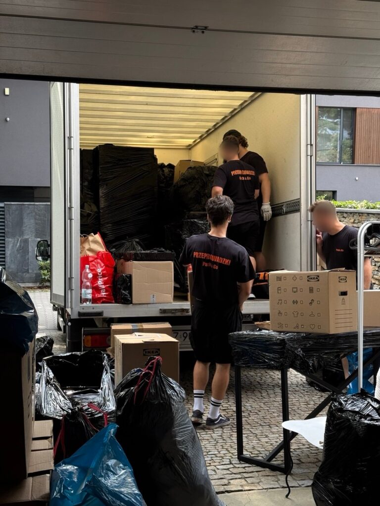 Ekipa Go Przeprowadzki realizuje kompleksowy załadunek kartonów i mienia do samochodu transportowego podczas przeprowadzki w Warszawie
