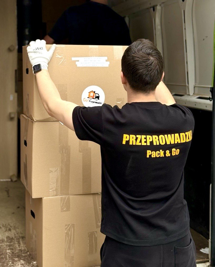 pracownik go przeprowadzki w trakcie załadunku